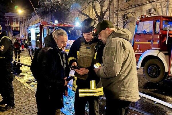 В Одессе БпЛА упал на дом: вспыхнул пожар (обновлено)