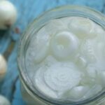 Маринована цибуля: чудове доповнення до канапок, м’яса, риби й салатів