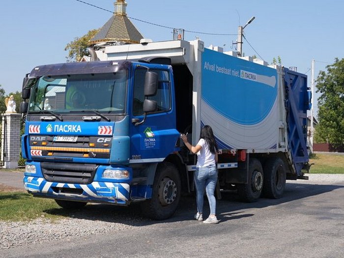 &laquo;Якось вантажники не&nbsp;змогли доїхати до&nbsp;роботи і&nbsp;довелося самій перевертати баки, кожний по&nbsp;120 кубів&raquo;: єдина в&nbsp;Україні водійка сміттєвозу