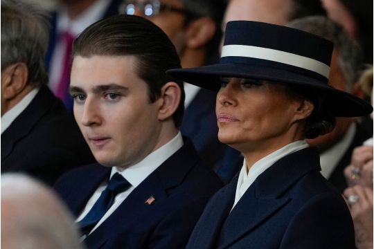 Меланія Трамп у&nbsp;строгому костюмі розцілувала 19-річного сина на&nbsp;публіці&nbsp;&mdash; що&nbsp;сталося