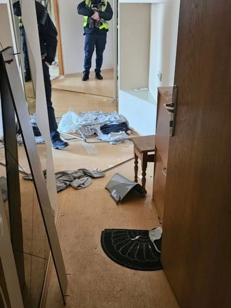 Телевізори, стільці летіли з&nbsp;дев&rsquo;ятого поверху: підлітки в&nbsp;Києві розгромили квартиру відомого співака