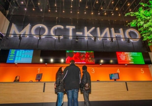 Языковая омбудсменка объяснила, обязаны ли бренды менять вывески с русскоязычными названиями