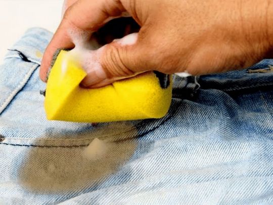 Як&nbsp;вивести плями на&nbsp;джинсах без прання: дієві лайфхаки