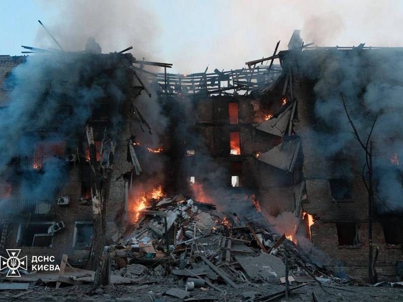 Одна з&nbsp;наймасованіших атак по&nbsp;Києву і&nbsp;області: ТРЦ згоріли вщент, будинки зруйновані, метро пошкоджене, кількість жертв постійно зростає (фото, відео)