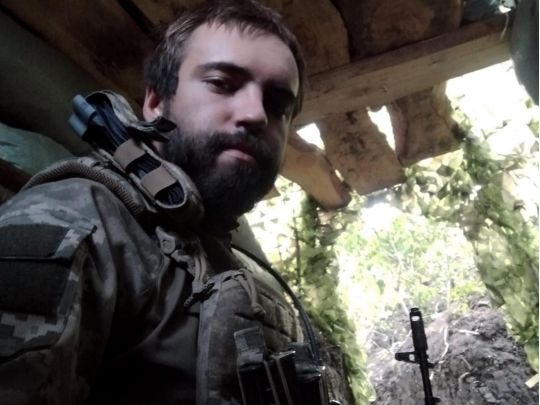 Сильно хитнуло, задзвеніло у&nbsp;вухах, все у&nbsp;крові: боєць після ампутації пише альбом і&nbsp;малює картини