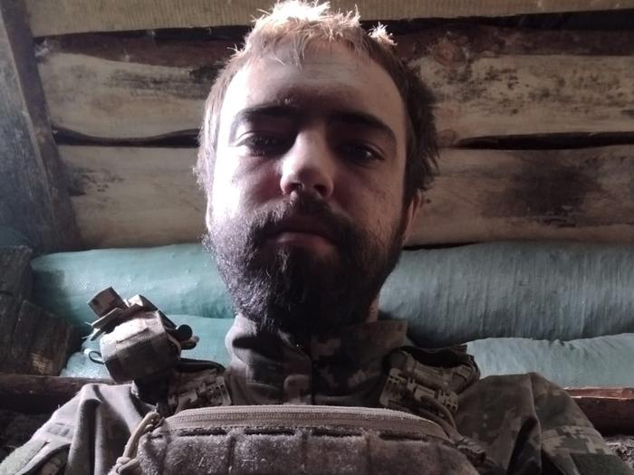 Сильно хитнуло, задзвеніло у&nbsp;вухах, все у&nbsp;крові: боєць після ампутації пише альбом і&nbsp;малює картини