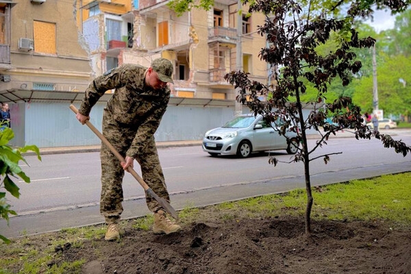 В честь погибших детей: в Одессе заложили яблоневый "Сад памяти"